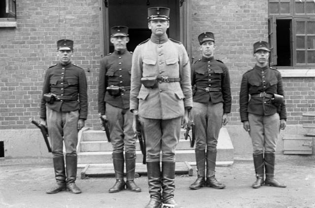 Fem unga soldater vid Smålands Artilleriregemente, A6, i Jönköping, där många värnpliktiga insjuknar i spanska sjukan under mars 1920. Fotograferat av Gustav Andersson, runt 1920, Jönköpings läns museum