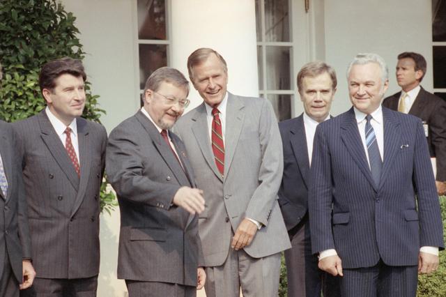 USA president Georg H. Bush tillsammans med de baltiska ledarna 17:e september 1991. Från vänster, Lettlands president Gorbunovs, Litauens Landsbergis, USA:s Bush, en översättare och Estlands Ruute. AP Photo/Barry Thumma