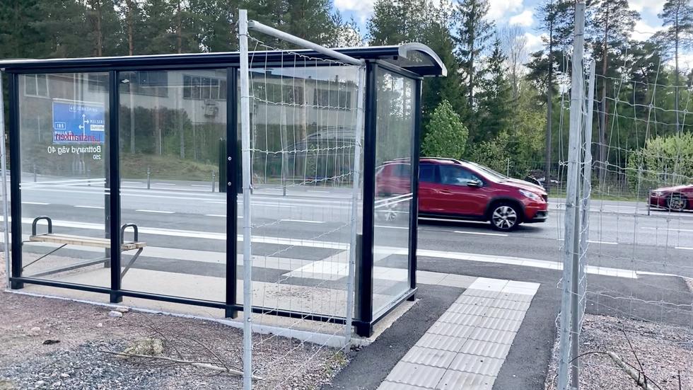 Här är busshållplatsen som Bottnarydsbon Elisabeth Norén vill se göras mer trafiksäker genom att täppa till öppningen med en grind. 