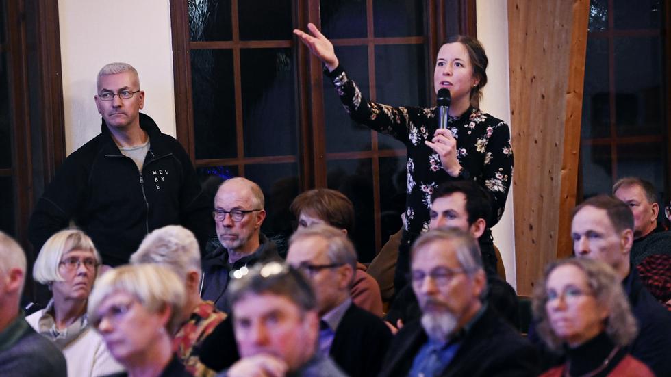 Ellen Larsson fick möjlighet under tisdagens möte att ställa frågan till politikerna om varför inte gång- och cykelvägar prioriteras i Ölmstad