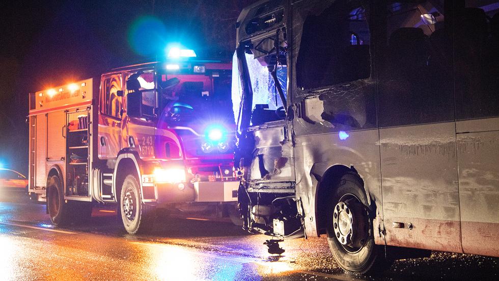 Bussen som var inblandad i olyckan hade skador i fronten. FOTO: Tobias Marbenius