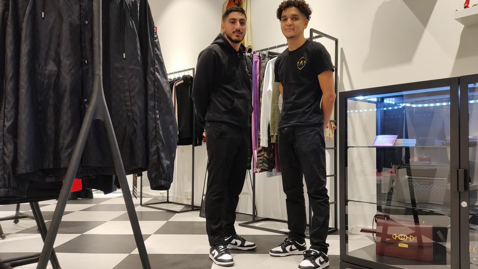 Onail Hanna (vänster) och Milad Wazzi (höger) har likadana skor på sig som även finns i butiken.