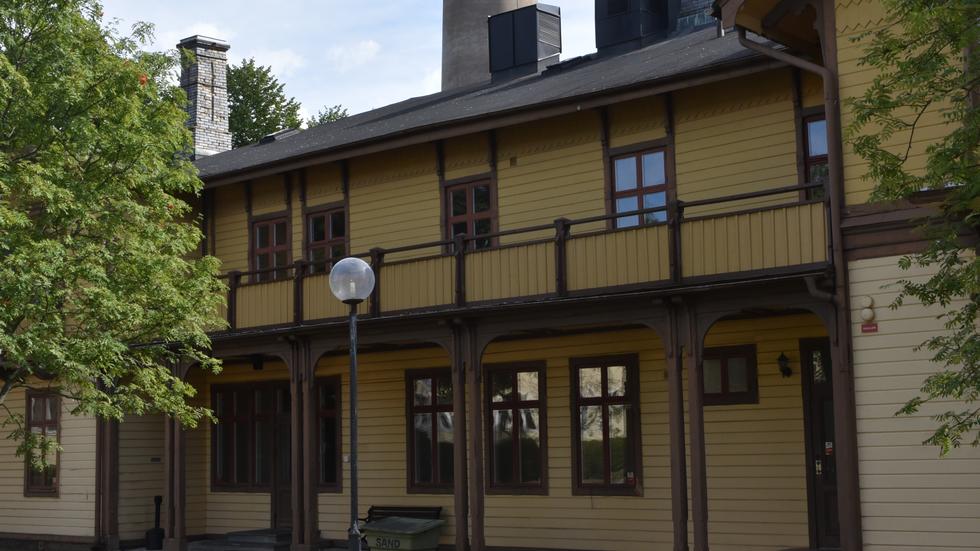 Bostaden uppfördes av Munksjö Pappersbruks första ägare, Knut Ottonin Ljungquist, år 1870.