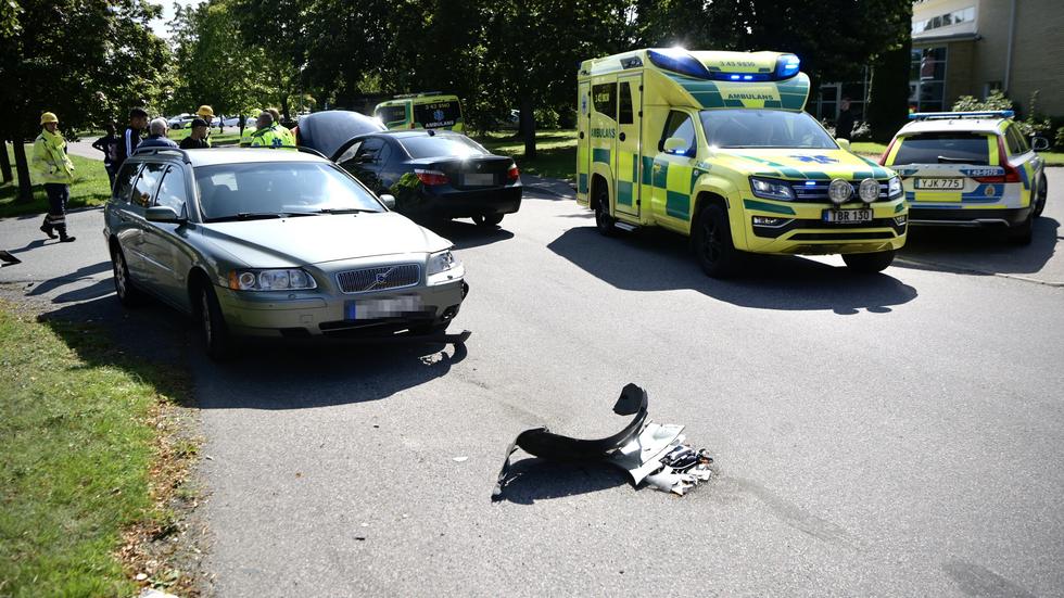 Två bilar kolliderade på måndagen i närheten av Bäckadalsgymnasiet i Jönköping.