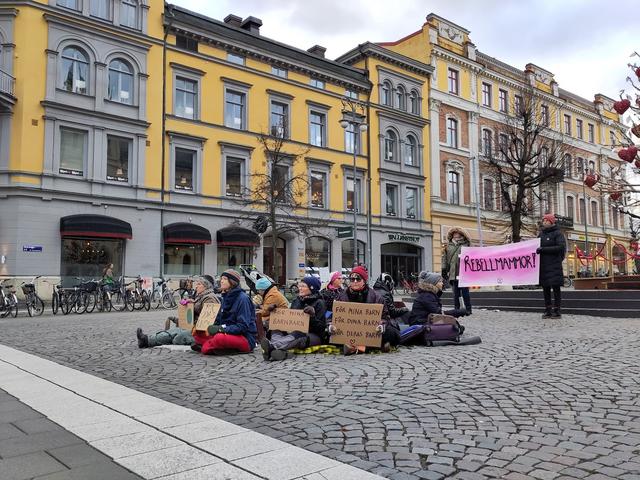 Rebellmammor under manifestation i Örebro. Foto: Privat