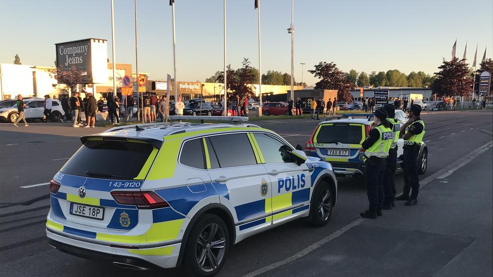 Uppskattningsvis 1000 ungdomar samlades på Solåsen i Jönköping på lördagskvällen. För att fler inte skulle kunna komma dit spärrade polisen av Solåsvägen.