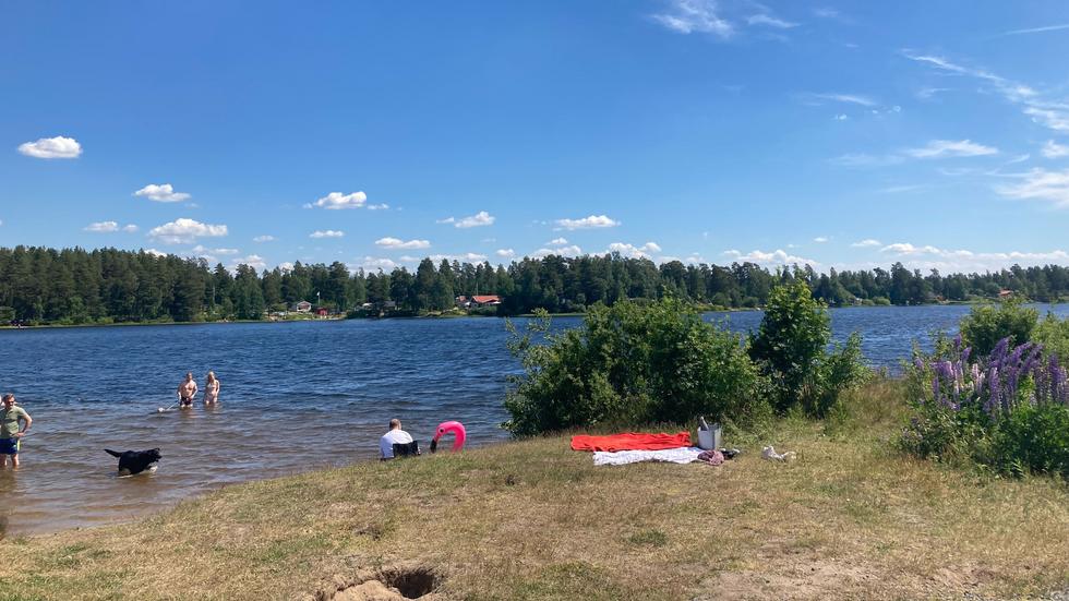 Folk svalkade sig i Västersjön som ligger nära Jönköping airport, där högsta uppmätta temperatur på midsommardagen var 30 grader, enligt SMHI.