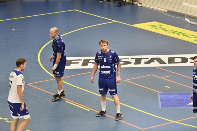 Oskar Hedwall har skrivit på ett nytt kontrakt med Hallby. Här tillsammans med Martin Mårtensson.