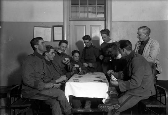 Unga soldater vid I12 spelar kort. Regementet I12  ligger fram till 1927 på Ryhov i Jönköping, innan det flyttas till Eksjö. Foto: Gustav Andersson, någon gång under 1920-talet, Jönköpings läns museum