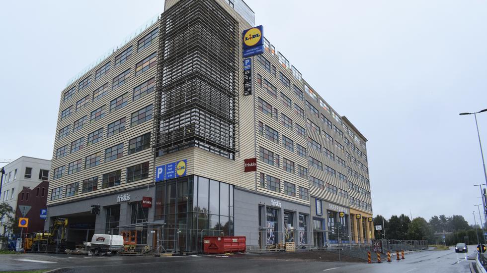 Det nya parkeringshuset Övertaget, som också kommer att inhysa en ny Lidl-butik och en förskola, väntas tas i bruk den 15 september.  