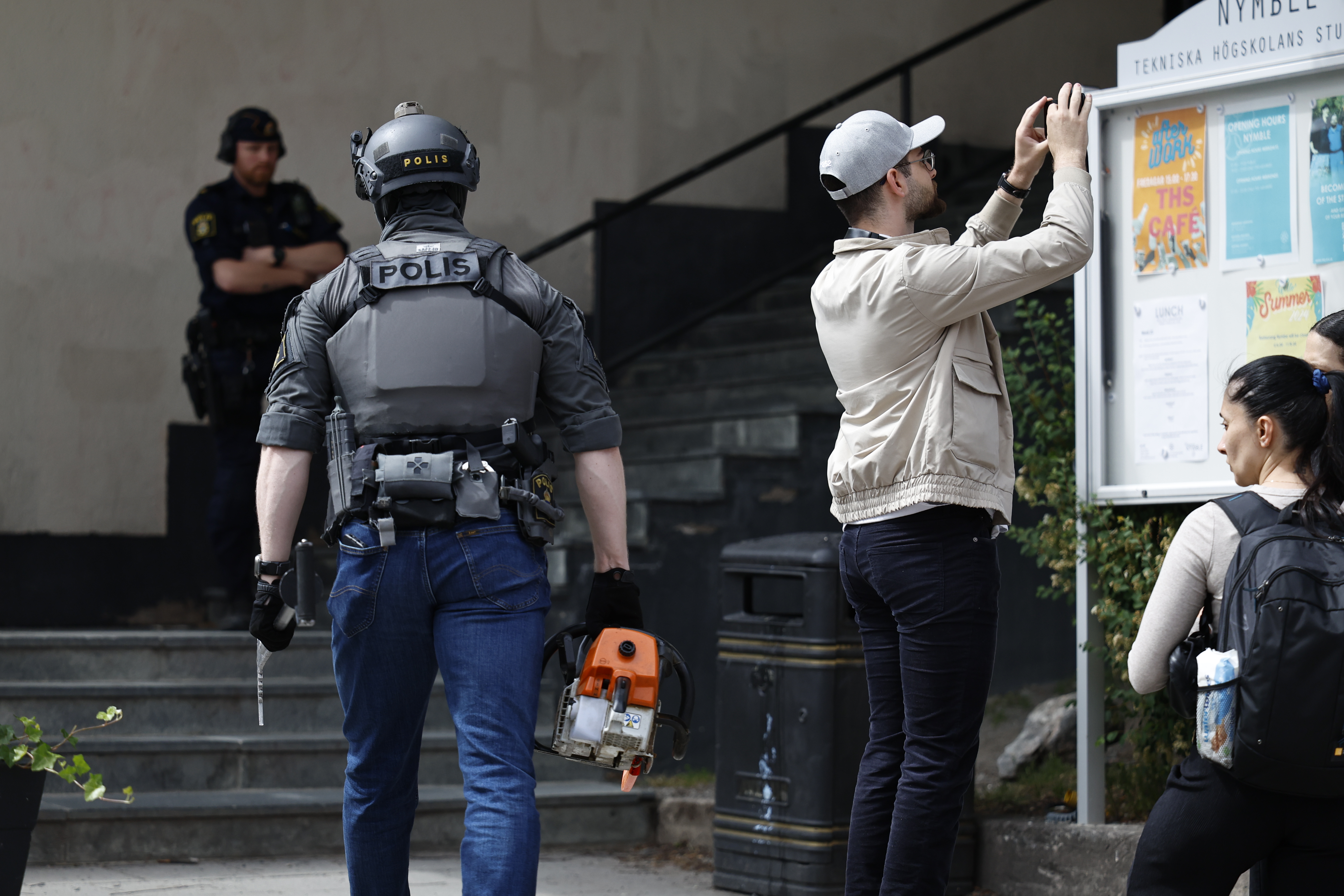 Polis på väg in i kårbyggnaden på KTH där maskerade aktivister barrikaderade sig.