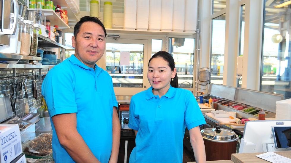 Sushirestaurangen Sushi Wakasaya på Resecentrum är till försäljning. Personalbrist och svikande engagemang ligger bakom beslutet att sälja, enligt ägaren Dorj Batgerel (till vänster).