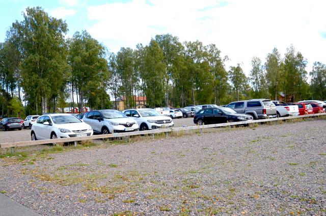 Det var många år sedan den militära parkeringen på Slätten i Skillingaryd var fylld med bilar. Så är det inte heller, men att 200 repgubbar är inkallade ger visst avtryck.