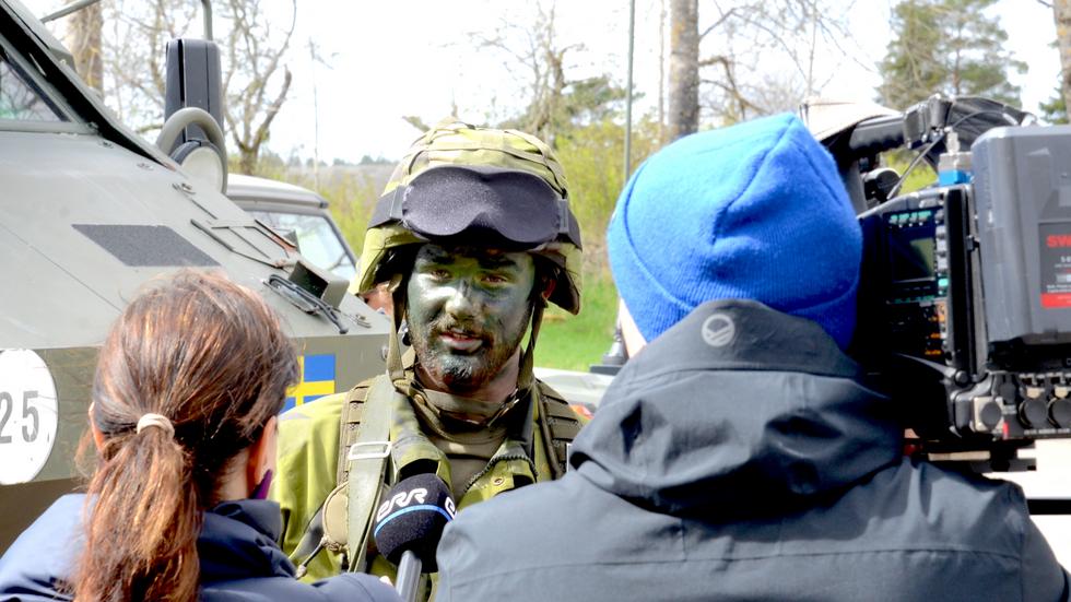 Värnpliktige plutonchefen Simon Hildell som får sin artilleriutbildning vid P4 i Skövde. Här i en intervju med estnisk tv, angående Nato.