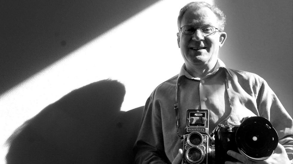 Leif Ljung som många minns honom – med kameran på magen, med ett leende på läpparna och glimten i ögat. Han blev 81 år gammal.