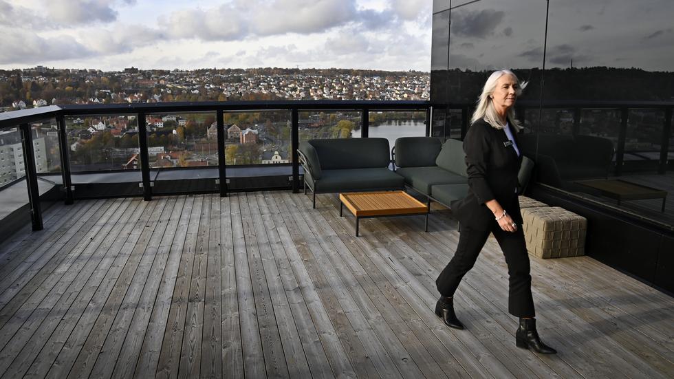 Terrassen på 17:e våningen med stans bästa utsikt. Hotellchef Catarina Halldén väntar med att köpa nya möbler.