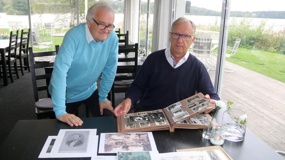 Sysslingarna Ted Rosvall och Per-Olof Ståhl passade på att visa foton och nya upptäckter med varandra när de ändå träffades. 