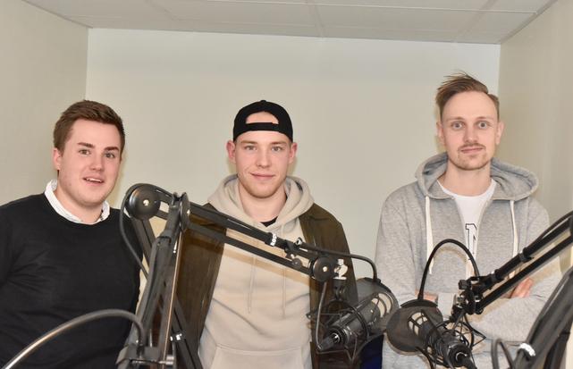 Adam Jönsson och Carl Ljungquist snackar med återvändaren Filip Sandberg i 036hockey-podden.