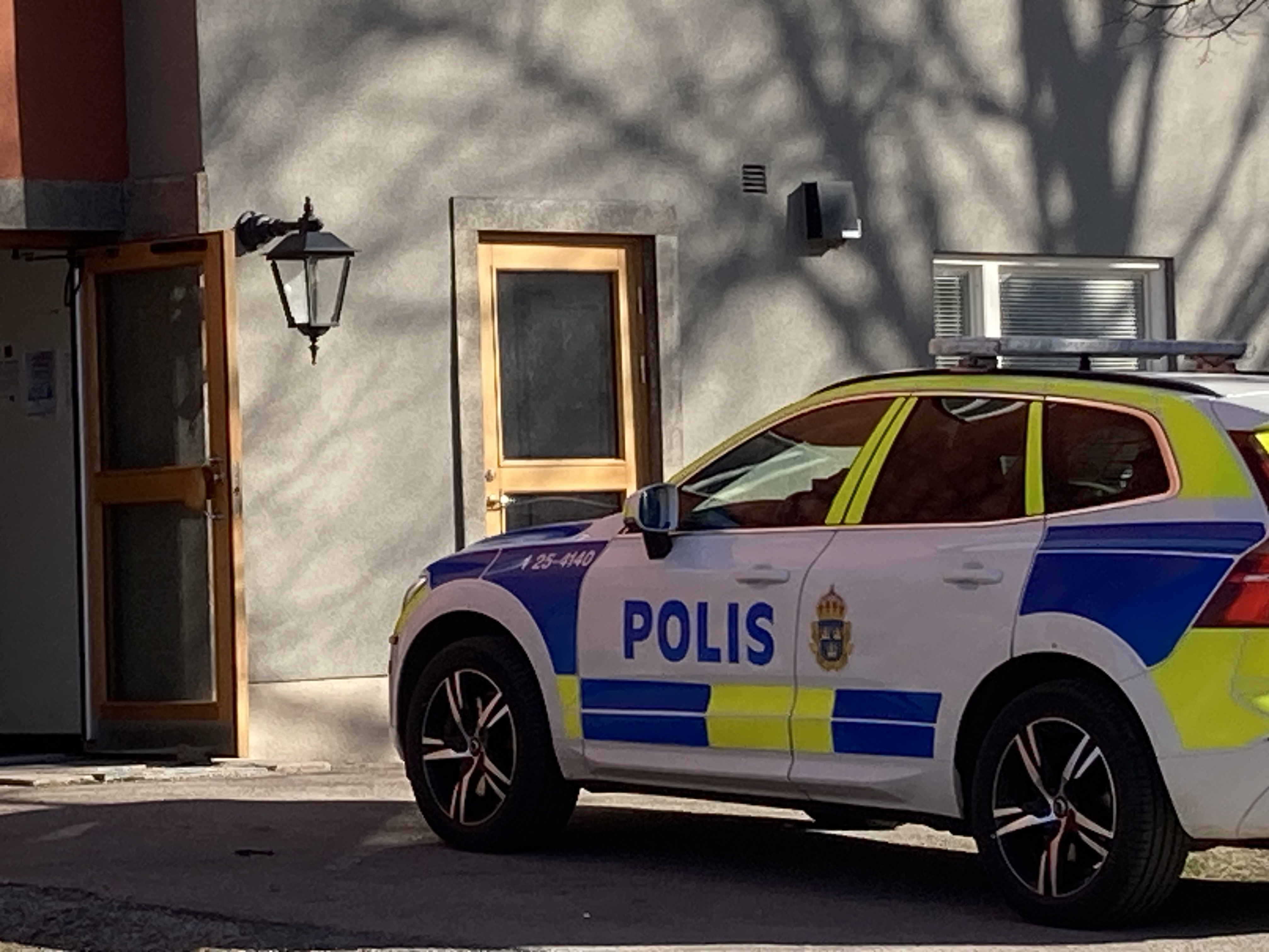 Man Anhållen Efter Stor Insats Sköt Mot Poliser Genom Dörr Nya