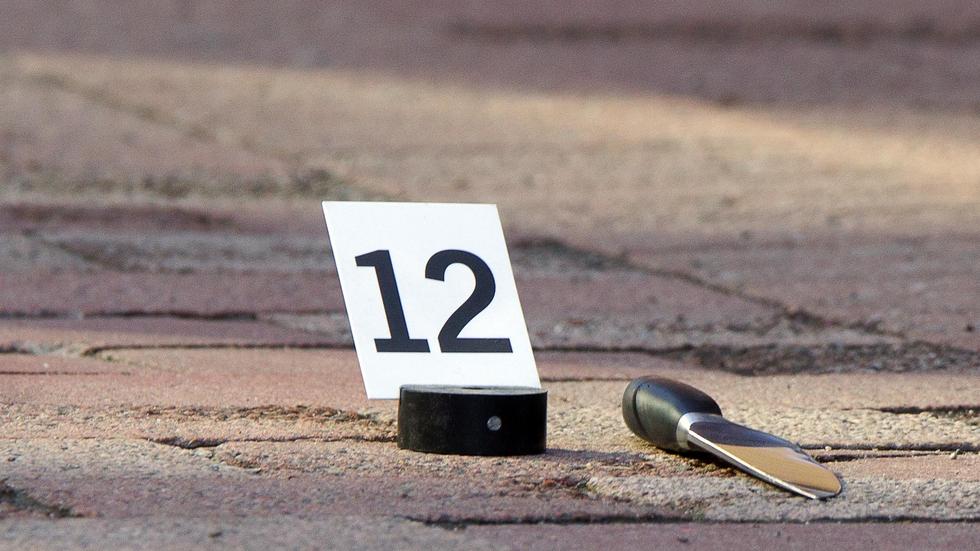 En kniv ligger kvar på gatan efter ett väpnat rån i Huddinge 2010. Arkivbild.