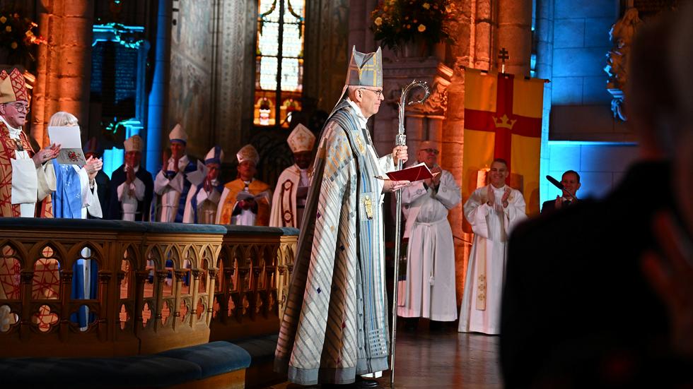 Martin Modéus blev mottagen som ärkebiskop under högmässan i Uppsala domkyrka på söndagen. Foto: Magnus Aronson