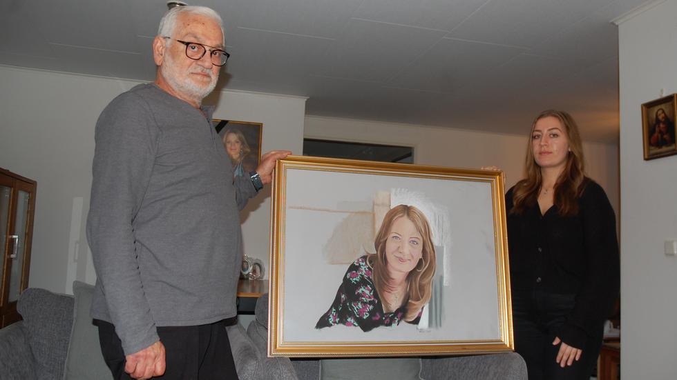 En vän till familjen lät 2019 göra en stor målning av Carla Saado. Behnams dotter och Jennifers mamma mördades i november 2010. 