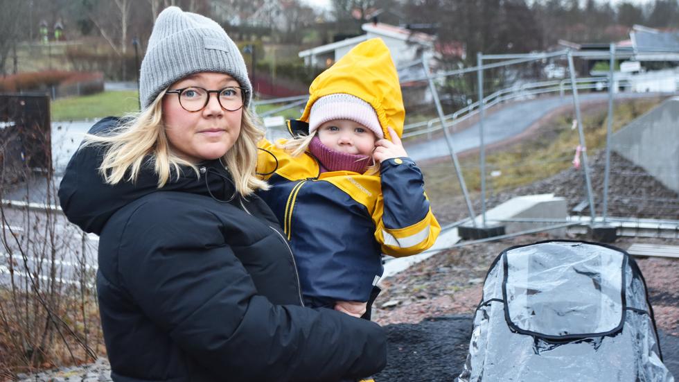 Amanda Hulebo Rust korsar dagligen över Torpsledsrondellen på Kortebovägen i Bankeryd för att ta sin dotter Nora, 3 år, till förskolan. 