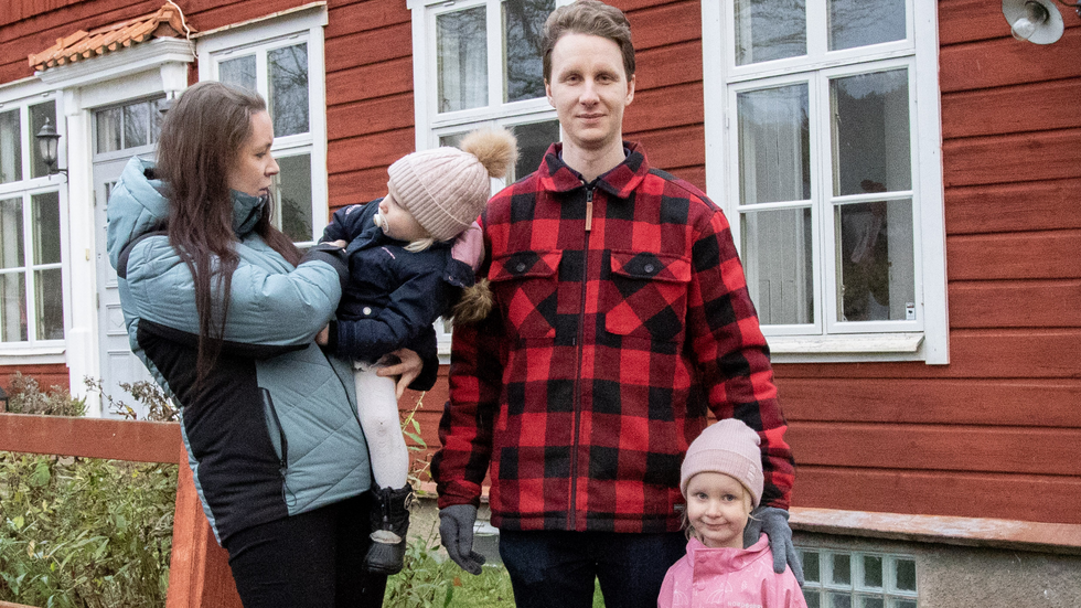 Hela familjen samlad framför huset i Kulla. Nathalie Öder, Viktor Karlsson och döttrarna Lilly och Elsa.