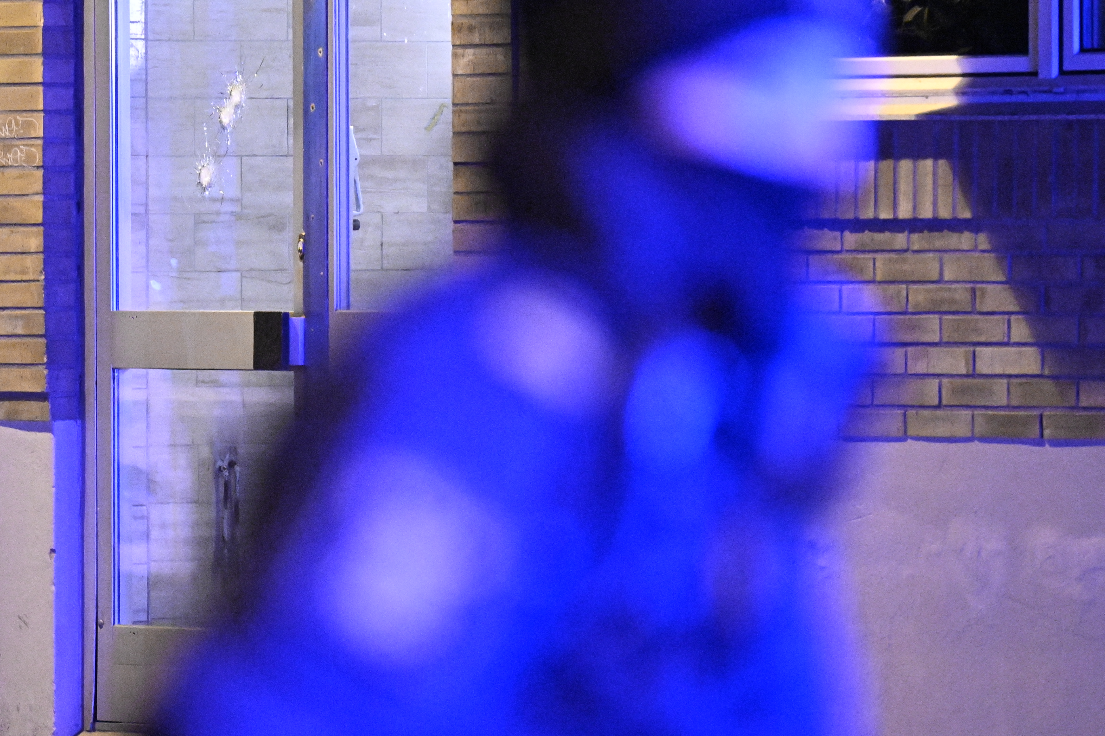 Polis på plats i stadsdelen Kirseberg i Malmö där skott avlossats mot en entrédörr.