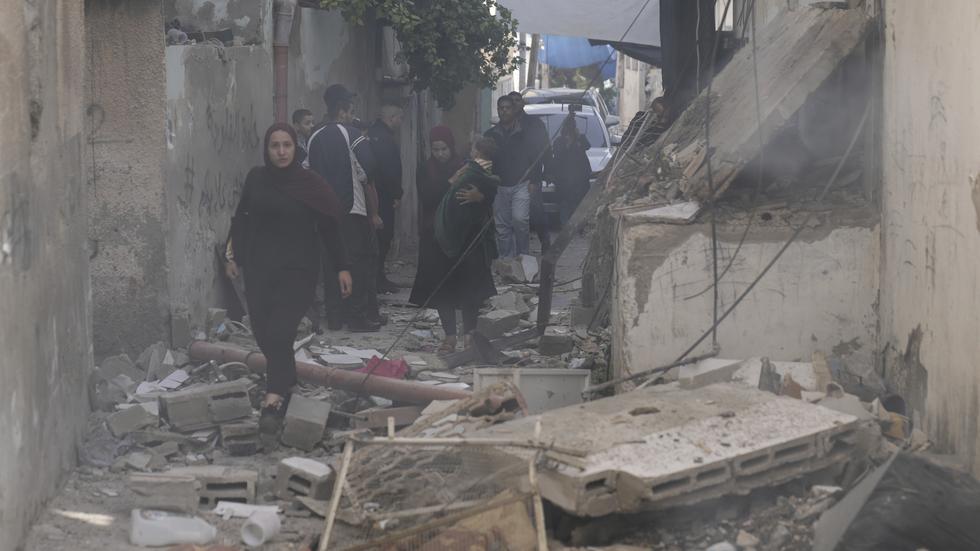 Palestinier bland bråte som blivit kvar efter en israelisk militäroperation i Jenin.