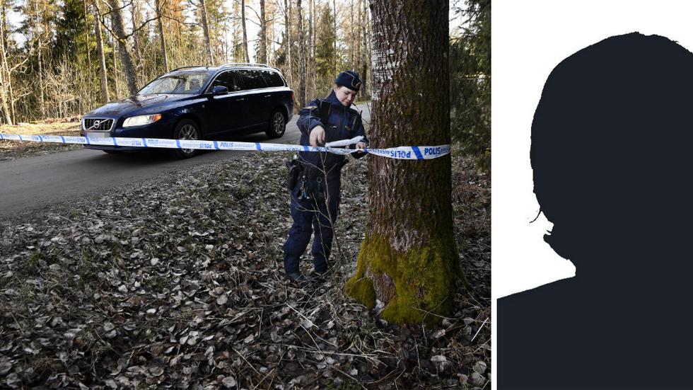 Polisavspärrningar vid Dumme mosse. Polisen hittade den döda mannen i ett skogsområde i närheten av Jönköpings flygplats. 