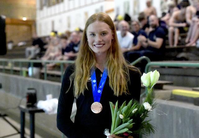 Klara Thormalm, med medalj och blommor.