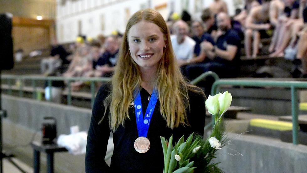 Klara Thormalm, med blommor och VM-medaljen från Melbourne.