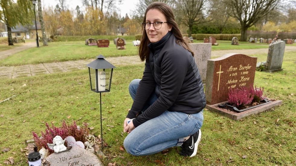 Love vilar på kyrkogården i Malmbäck. I graven bredvid vilar Loves gammelmormor och gammelmorfar.