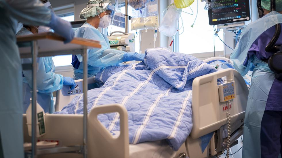 Folkhälsomyndigheten spår att sjukhusinläggningar i covid-19 kommer att öka.
