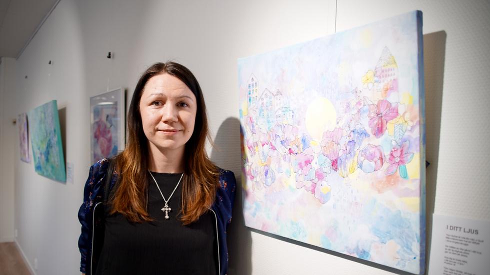 Mullsjökonstnären Yvette Tidefors var först med att ställa ut i den nyrenoverade utställningshallen Konsten i Habo.