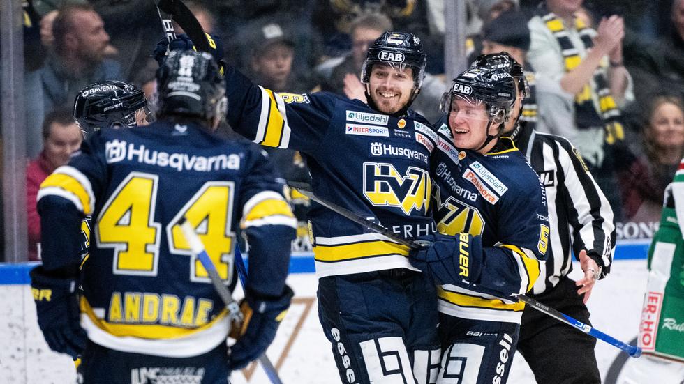HV71 ska till Gotland i augusti. På bilden syns Emil Andrae, Fredrik Forsberg och Victor Sjöholm fira efter ett mål under SHL-säsongen 2022/2023. 
