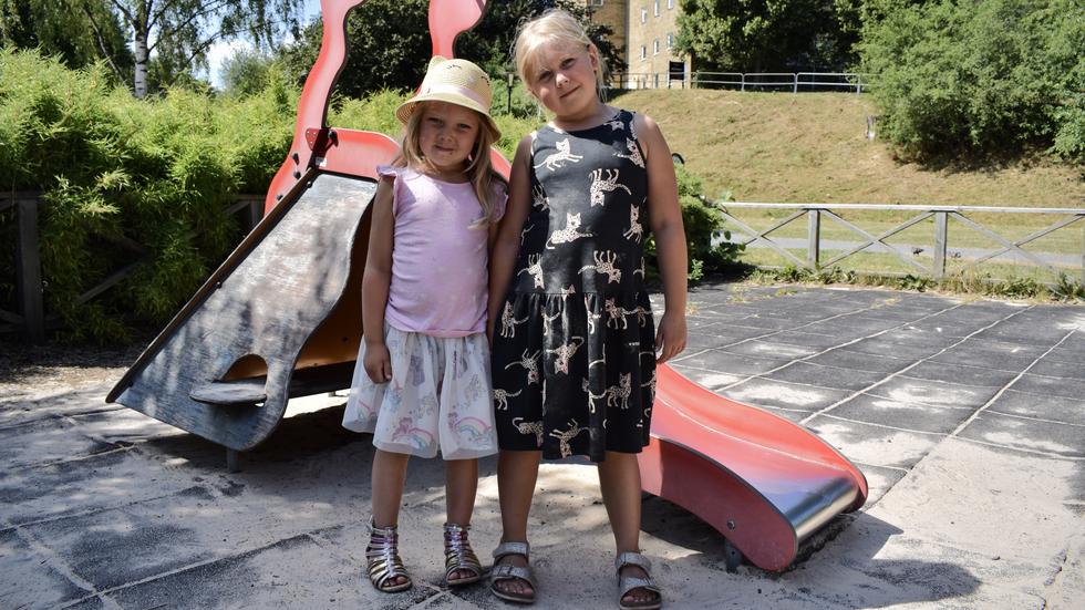 Lily och Olivia Stenemo, 6 och 8 år, ser fram emot att lekparken ska öppna helt.