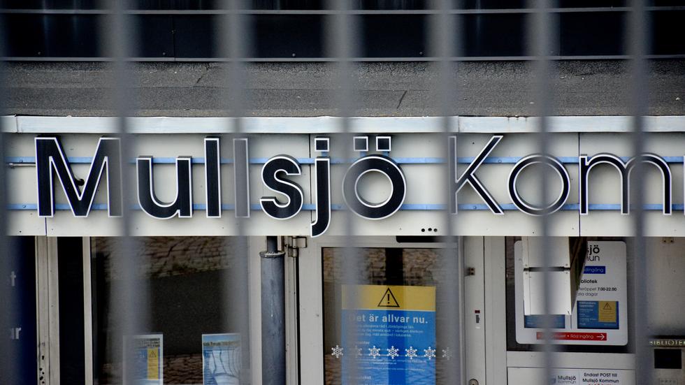 En medarbetare i Mullsjö kommun flyttade över en miljon av kommunens pengar till egna konton. 