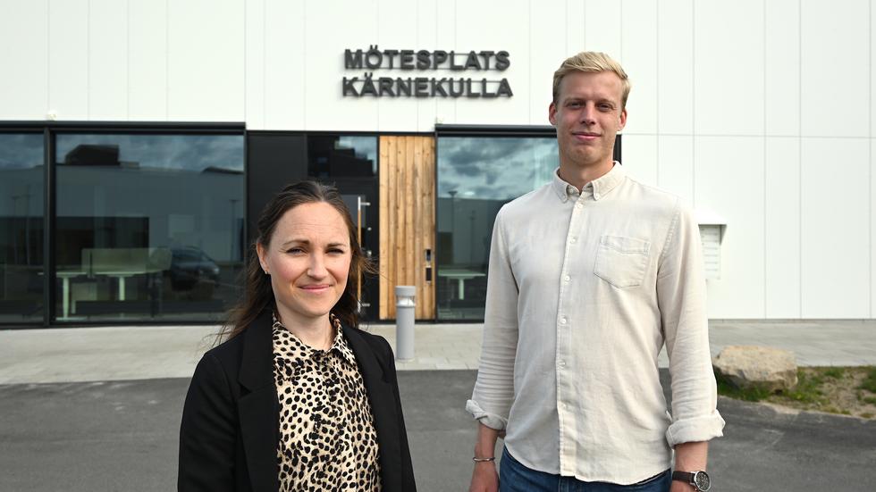 Kristina Sälg och Kristofer Snarberg, fastighetsförvaltare respektive projektutvecklare på Tosito, är nöjda över att kunna öppna den nya samlingsplatsen för företag på Kärnekulla. 