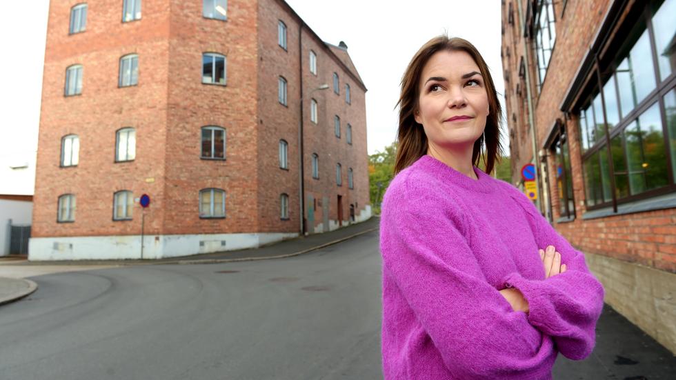 Konstnären Anna Ileby visar upp sin nya ateljé, en vindsvåning på Magasinsgatan mitt emot Gummifabriken. Dessutom berättar hon om sin första utställning i Stockholm som har vernissage till veckan.
”Det är skitläskigt rent ut sagt”, säger hon.
