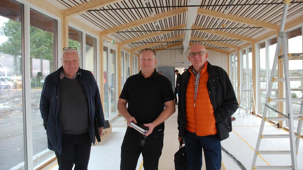 Björn Johansson Elmervik, Christer Alzén och Anders Kragner ser fram emot att få visa upp den nya kafé- och restaurangbyggnaden vid Kroatorpet.