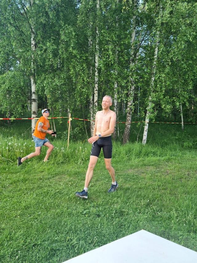Tvåan Per Andersson, Uppsala (född i Hofors), försökte svalka av sig så gott det gick i hettan. Foto: Christian Länk