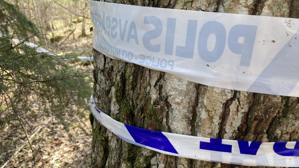 En man hittades död i en bostad i Eksjö kommun natten mot söndag. 
