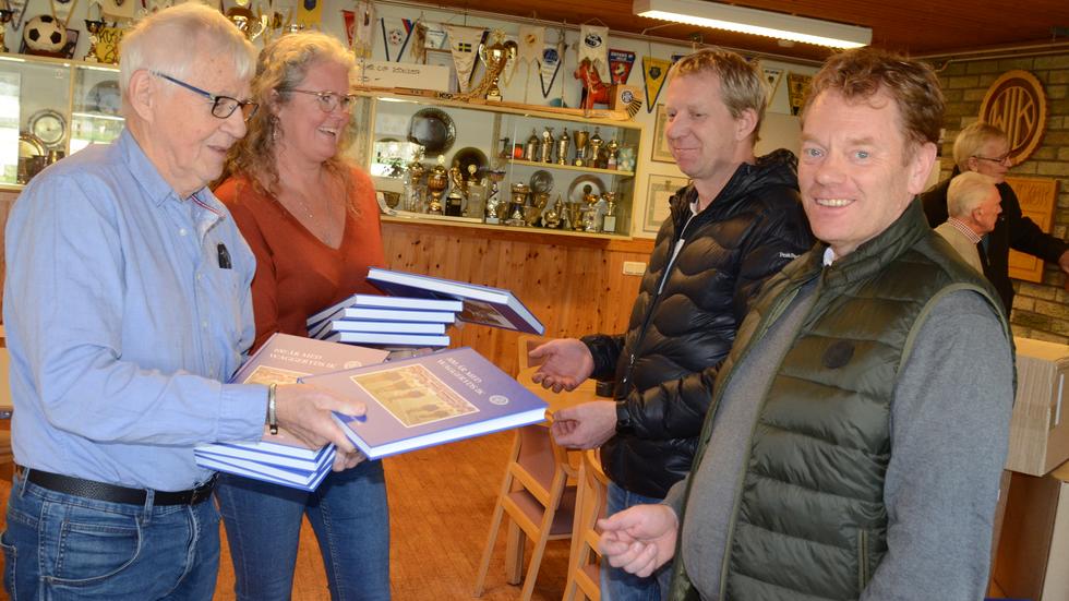 Waggeryds museiförenings Lars-Erik Joakimsson och Camilla Appelqvist överlämnade boken om WIK till klubbens företrädare Johan Svensson och Bengt Carlsson.