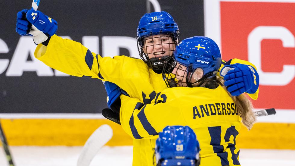 Hilda Svensson och Stina Andersson firar efter ett av de svenska målen i kvartsfinalen mot Slovakien. 