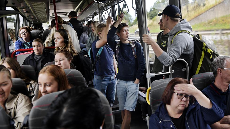 Gymnasieelever som ska hem till Gränna får ofta stå i brist på sittplatser, visar JP-fotografen Robert Erikssons bilder från reportaget om kollektivtrafiken från förra veckan. 