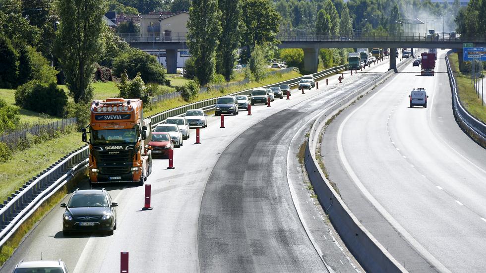 Ny asfalt på E4 förbi Huskvarna ska förbättra vägens skick och minska bullernivåerna.