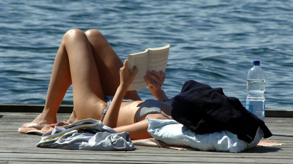 Chansen är stor att det som läses på stranden eller i hängmattan i sommar är en deckare – men intresset för romantik har också ökat. 
Arkivbild: Hasse Holmberg/TT