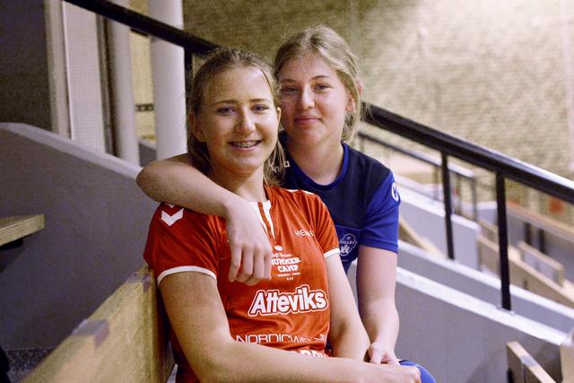 Emma Jacobsen och Tindra Nymoen har blivit nära vänner under lägret och ser fram emot morgondagens turnering.